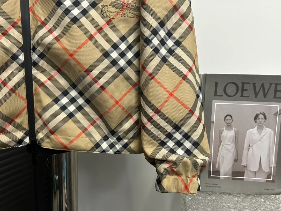 【Burberry】BBR 、 、 、 ， Breathable 、 ； Wear-Resistant . 。 、 ， ， 、 。 、 ， ： ， Classic ， ➕ ， “ ” ， ， 。 Size：S M L XL